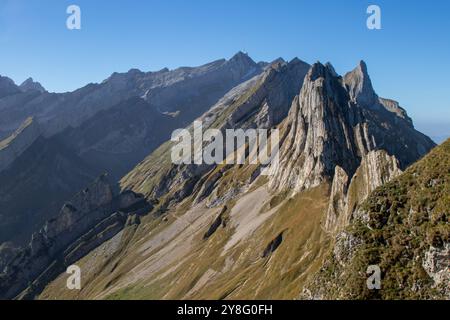 Crête de montagne Schaefler, vue sur l'Alpenalptuerme et Saentis dans les alpes suisses, Alpstein, Appenzell Innerrhoden Suisse, Suisse Banque D'Images