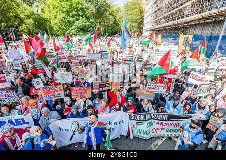 Londres, Royaume-Uni. 5 octobre 2024. La Palestine proteste et marche un an plus tard, appelant à une «fin du génocide», un cessez-le-feu maintenant, abandonne le Liban et cesse d'armer Israël. La manifestation a été organisée par Stop the War, la Palestine Solidarity Campaign UK et les amis d'Al Aqsa et d'autres. Crédit : Guy Bell/Alamy Live News Banque D'Images