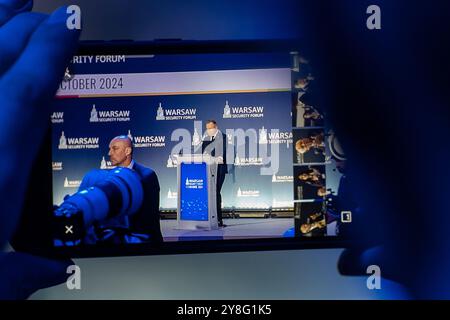 Varsovie, Pologne. 1er octobre 2024. Homme enregistrant le discours d'Andrzej Duda avec un téléphone. Le Forum de Varsovie sur la sécurité 2024, intitulé « assurer la sécurité, répondre aux défis », marque le 25e anniversaire de l'adhésion de la Pologne à l'OTAN. (Crédit image : © Marek Antoni Iwanczuk/SOPA images via ZUMA Press Wire) USAGE ÉDITORIAL SEULEMENT! Non destiné à UN USAGE commercial ! Banque D'Images