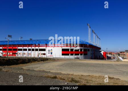 Terrain de football en terre battue à côté du stade de football municipal Estadio dans le district de Villa Ingenio, utilisé par l'équipe de football toujours prête, El Alto, Bolivie Banque D'Images