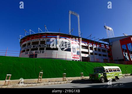 Vintage micro-bus vert passant devant le stade de football municipal Estadio, utilisé par l'équipe de football toujours prête, quartier Villa Ingenio, El Alto, Bolivie Banque D'Images