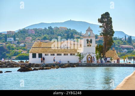 Corfou, Grèce - 4 septembre 2024 : le célèbre monastère de Vlacherna, situé sur une petite île au large de la côte de Corfou. Elle est reliée au continent par une étroite passerelle *** Das berühmte Kloster Vlacherna, das auf einer kleinen Insel vor der Küste von Korfu liegt. Es ist durch einen schmalen Steg mit dem Festland verbunden Banque D'Images