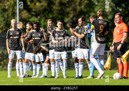 HEEMSTEDE. 05-10-2024. Sportpark Heemstede. Betnation Divisie Dutch Tweede Divisie Football saison 2024/2025. Match entre Koninklijke HFC et Spakenburg. Joueurs Spakenburg avant le début du match. Banque D'Images