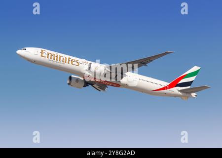 Dubaï, Émirats arabes Unis - 17 février 2024 : Boeing 777-300ER d'Emirates à l'aéroport de Dubaï (DXB) aux Émirats arabes Unis. Banque D'Images