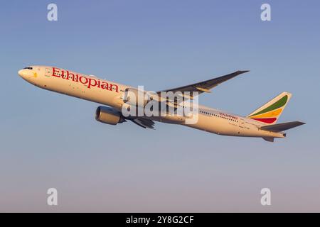 Dubaï, Émirats arabes Unis - 16 février 2024 : Boeing 777-300ER d'Ethiopian Airlines à l'aéroport de Dubaï (DXB) aux Émirats arabes Unis. Banque D'Images