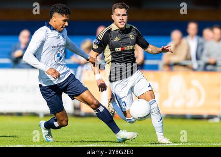 HEEMSTEDE. 05-10-2024. Sportpark Heemstede. Betnation Divisie Dutch Tweede Divisie Football saison 2024/2025. Match entre Koninklijke HFC et Spakenburg. Le joueur de SV Spakenburg Sam van Huffel et Kon. Joueur de HFC Rano Burger. Banque D'Images