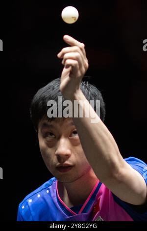 Pékin, Chine. 5 octobre 2024. Ma long sert pendant la demi-finale masculine en simple entre ma long, de Chine, et Liang Jingkun, de Chine, au World table Tennis (WTT) China Smash 2024 à Beijing, Chine, 5 octobre 2024. Crédit : Xiao Yijiu/Xinhua/Alamy Live News Banque D'Images