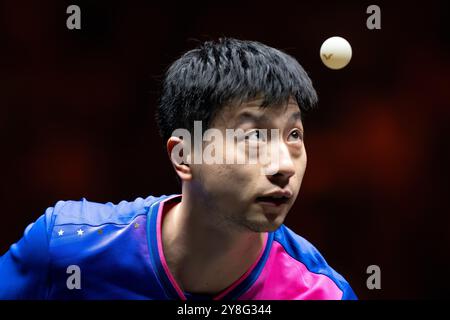 Pékin, Chine. 5 octobre 2024. Ma long sert pendant la demi-finale masculine en simple entre ma long, de Chine, et Liang Jingkun, de Chine, au World table Tennis (WTT) China Smash 2024 à Beijing, Chine, 5 octobre 2024. Crédit : Xiao Yijiu/Xinhua/Alamy Live News Banque D'Images