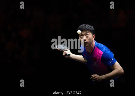 Pékin, Chine. 5 octobre 2024. Ma long sert pendant la demi-finale masculine en simple entre ma long, de Chine, et Liang Jingkun, de Chine, au World table Tennis (WTT) China Smash 2024 à Beijing, Chine, 5 octobre 2024. Crédit : Xiao Yijiu/Xinhua/Alamy Live News Banque D'Images