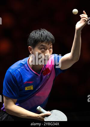 Pékin, Chine. 5 octobre 2024. Ma long sert pendant la demi-finale masculine en simple entre ma long, de Chine, et Liang Jingkun, de Chine, au World table Tennis (WTT) China Smash 2024 à Beijing, Chine, 5 octobre 2024. Crédit : Xiao Yijiu/Xinhua/Alamy Live News Banque D'Images
