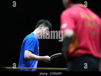 Pékin, Chine. 5 octobre 2024. Ma long réagit lors de la demi-finale masculine en simple entre ma long, de Chine, et Liang Jingkun, de Chine, au World table Tennis (WTT) China Smash 2024 à Beijing, Chine, 5 octobre 2024. Crédit : Zhang Chenlin/Xinhua/Alamy Live News Banque D'Images