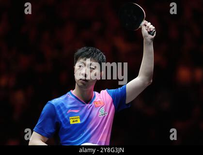 Pékin, Chine. 5 octobre 2024. Ma long célèbre après avoir remporté la demi-finale masculine en simple entre ma long, de Chine, et Liang Jingkun, de Chine, au World table Tennis (WTT) China Smash 2024 à Beijing, Chine, 5 octobre 2024. Crédit : Zhang Chenlin/Xinhua/Alamy Live News Banque D'Images