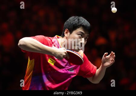 Pékin, Chine. 5 octobre 2024. Liang Jingkun sert lors de la demi-finale masculine en simple entre ma long de Chine et Liang Jingkun de Chine au World Tennis de table (WTT) China Smash 2024 à Pékin, Chine, 5 octobre 2024. Crédit : Xiao Yijiu/Xinhua/Alamy Live News Banque D'Images