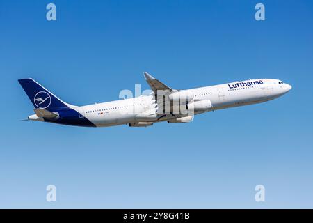 Francfort, Allemagne - 14 mai 2024 : Airbus A340-300 de Lufthansa à l'aéroport de Francfort (FRA) en Allemagne. Banque D'Images