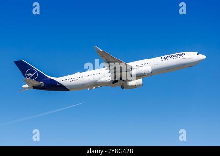 Francfort, Allemagne - 14 mai 2024 : Airbus A330-300 de Lufthansa à l'aéroport de Francfort (FRA) en Allemagne. Banque D'Images