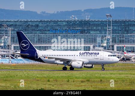 Francfort, Allemagne - 14 mai 2024 : Airbus A319 de Lufthansa à l'aéroport de Francfort (FRA) en Allemagne. Banque D'Images