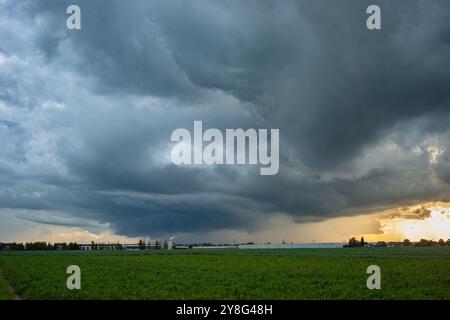 Rotation cyclonique dans un orage supercellulaire au-dessus des grandes Plaines au coucher du soleil Banque D'Images