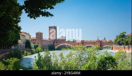 Vue panoramique sur le célèbre pont Castelvecchio sur l'Adige dans la vieille ville de Vérone, Italie Banque D'Images