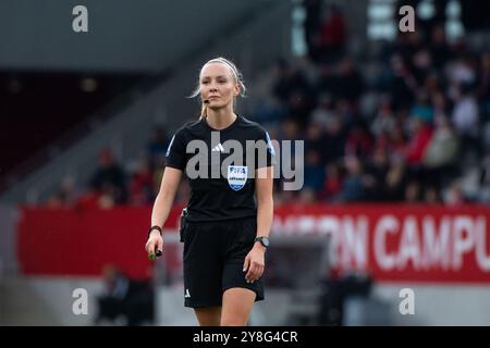 Schiedsrichterin Fabienne Michel, GER, FC Bayern Muenchen vs 1. FC Koeln, Fussball Google Pixel Frauen Bundesliga, 5. Spieltag, saison 2024/2025, 05.10.2024 la réglementation DFB interdit toute utilisation de photographies comme séquences d'images et/ou quasi-vidéo Foto : Eibner-Pressefoto/Michael Memmler Banque D'Images