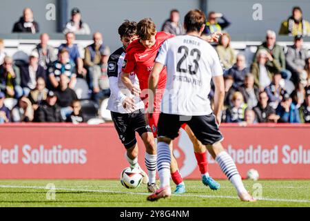 V. L. Tom Baack (SC Verl, #05), Lenn Jastremski (SpVgg Unterhaching, #25), Marcel Benger (SC Verl, #23) GER, SC Verl v. SpVgg Unterhaching, Fussball, 3. Liga, 9. Spieltag, Spielzeit 2024/2025, 05.10.2024 le Règlement DFL interdit toute utilisation de photographes comme séquences d'images et/ou quasi-vidéo. Foto : Eibner-Pressefoto/Jan Rollinger Banque D'Images