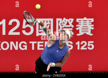 Hong Kong, Chine. 5 octobre 2024. Clara Tauson participe au match de demi-finale en simple féminin entre Clara Tauson, danoise, et Varvara Gracheva, française, au tournoi de tennis WTA Hong Kong 125 Open à Hong Kong, Chine du Sud, 5 octobre 2024. Crédit : LO Ping FAI/Xinhua/Alamy Live News Banque D'Images