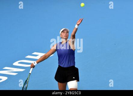 Hong Kong, Chine. 5 octobre 2024. Clara Tauson participe au match de demi-finale en simple féminin entre Clara Tauson, danoise, et Varvara Gracheva, française, au tournoi de tennis WTA Hong Kong 125 Open à Hong Kong, Chine du Sud, 5 octobre 2024. Crédit : LO Ping FAI/Xinhua/Alamy Live News Banque D'Images