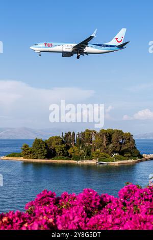 Corfou, Grèce - 8 juin 2024 : TUI Airlines Netherlands Boeing 737 MAX 8 à l'aéroport de Corfou (CFU) en Grèce. Banque D'Images