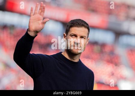 Leverkusen, Allemagne. 05 octobre 2024. Football : Bundesliga, Bayer Leverkusen - Holstein Kiel, Journée 6, BayArena. L’entraîneur de Leverkusen, Xabi Alonso, fait des vagues avant le match. Crédit : Rolf Vennenbernd/dpa - NOTE IMPORTANTE : conformément aux règlements de la DFL German Football League et de la DFB German Football Association, il est interdit d'utiliser ou de faire utiliser des photographies prises dans le stade et/ou du match sous forme d'images séquentielles et/ou de séries de photos de type vidéo./dpa/Alamy Live News Banque D'Images