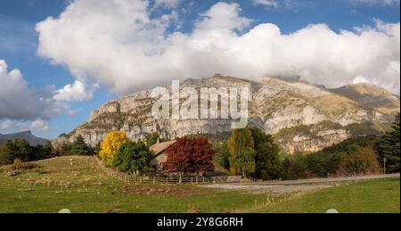 Refuge de montagne de Gabardito, vallée de Hecho, vallées occidentales, chaîne de montagnes pyrénéennes, Huesca, Aragon, Espagne. Banque D'Images