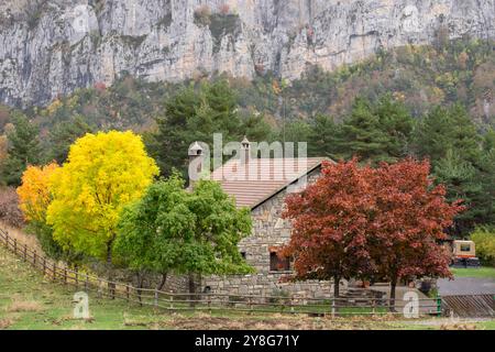 Refuge de montagne de Gabardito, vallée de Hecho, vallées occidentales, chaîne de montagnes pyrénéennes, Huesca, Aragon, Espagne. Banque D'Images