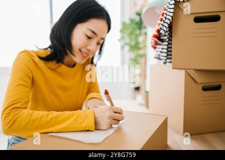 Femme freelance de petite entreprise préparant des paquets pour la livraison au client Banque D'Images