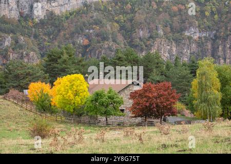 Refuge de montagne de Gabardito, vallée de Hecho, vallées occidentales, chaîne de montagnes pyrénéennes, Huesca, Aragon, Espagne. Banque D'Images