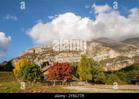 Refuge de montagne de Gabardito, vallée de Hecho, vallées occidentales, chaîne de montagnes pyrénéennes, Huesca, Aragon, Espagne. Banque D'Images