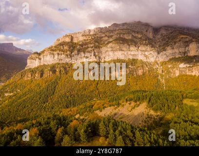 Boca de lo Infierno et Faxa de los Valencianos, vallée de Hecho, vallées occidentales, chaîne montagneuse pyrénéenne, province de Huesca, Aragon, Espagne. Banque D'Images