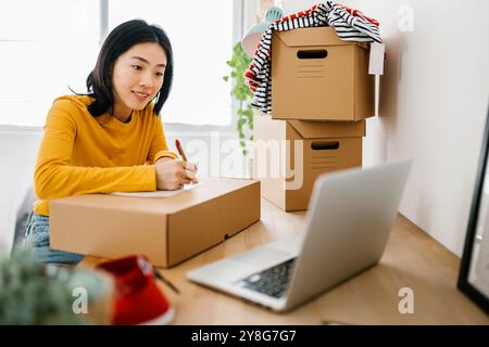 Femme freelance de petite entreprise préparant des paquets pour la livraison au client Banque D'Images