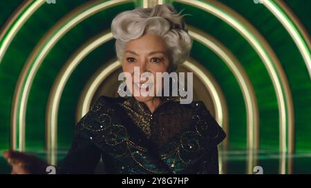 MICHELLE YEOH dans WICKED (2024), réalisé par JON M. CHU. Crédit : UNIVERSAL PICTURES / album Banque D'Images