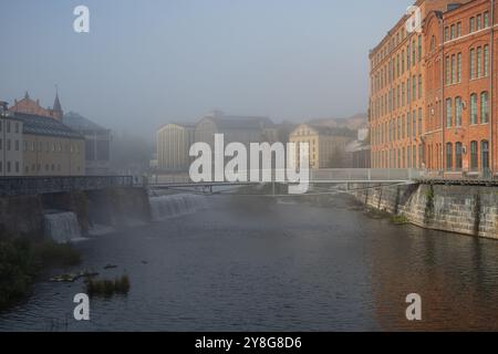 Le vieux paysage industriel à traîne sur un matin d'automne brumeux. Norrköping est une ville industrielle historique de Suède. Banque D'Images