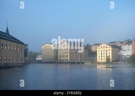 Le vieux paysage industriel à traîne sur un matin d'automne brumeux. Norrköping est une ville industrielle historique de Suède. Banque D'Images