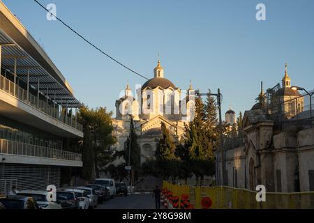 Jérusalem, Israël - 15 août 2024 : la cathédrale de la Sainte Trinité dans l'enceinte russe au centre de Jérusalem, éclairée par le soleil couchant. Banque D'Images