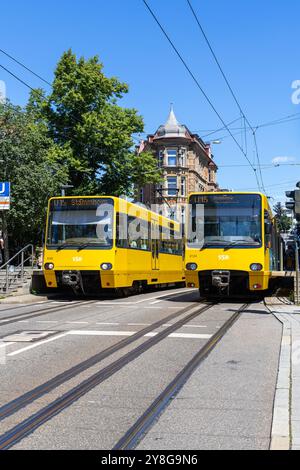 Stuttgart, Allemagne - 8 juillet 2024 : Stadtbahn Stuttgart véhicules légers sur rail de type DT 8 transport public sur la ligne U15 à l'arrêt Eugensplatz à Stuttgart, GE Banque D'Images