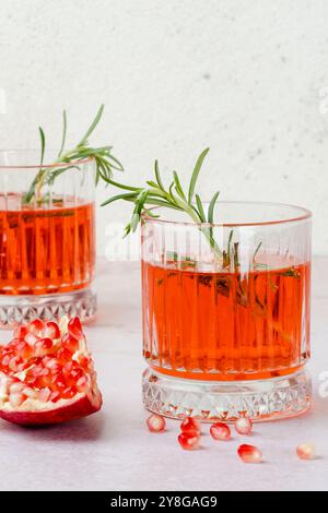 Une boisson festive à base de jus de grenade et de romarin. Cocktail des fêtes pour Thanksgiving, Noël ou la Saint-Sylvestre. Banque D'Images