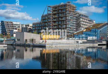 La zone industrielle dans le port intérieur de Norrköping est en cours de réaménagement dans un environnement avec un mélange de logements modernes. Banque D'Images