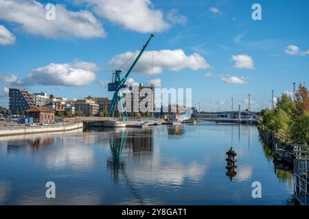 La zone industrielle dans le port intérieur de Norrköping est en cours de réaménagement dans un environnement avec un mélange de logements modernes. Banque D'Images