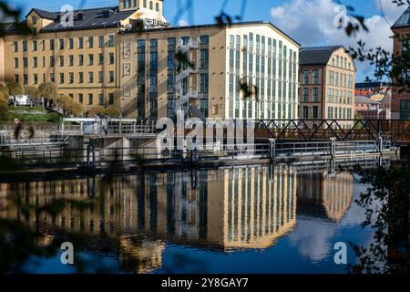 Le vieux paysage industriel à traîne par une journée ensoleillée à Norrköping. Norrköping est une ville industrielle historique de Suède. Banque D'Images