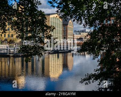 Le vieux paysage industriel à traîne par une journée ensoleillée à Norrköping. Norrköping est une ville industrielle historique de Suède. Banque D'Images