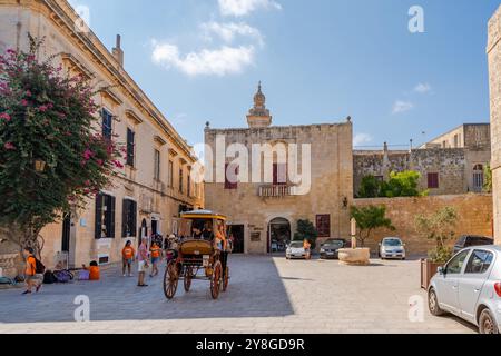 MDINA, MALTE - 02 SEPTEMBRE 2024 : les visiteurs explorent Mdina dans une calèche. Mdina était autrefois une capitale de Malte et est maintenant l'un des principaux tours Banque D'Images