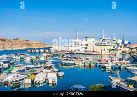 MGARR, GOZO, MALTE - 01 SEPTEMBRE 2024 : yachts et bateaux amarrent dans la ville portuaire de Mġarr sur l'île de Gozo. Mgarr est relié par ferry à Ċirke Banque D'Images