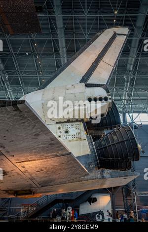 Empennage arrière et fusées de la navette spatiale Discovery, exposées au Steven F. Udvar-Hazy Center, qui fait partie du National Air and Space Museum. Banque D'Images