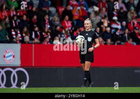 Schiedsrichterin Fabienne Michel, GER, FC Bayern Muenchen vs 1. FC Koeln, Fussball Google Pixel Frauen Bundesliga, 5. Spieltag, saison 2024/2025, 05.10.2024 la réglementation DFB interdit toute utilisation de photographies comme séquences d'images et/ou quasi-vidéo Foto : Eibner-Pressefoto/Michael Memmler Banque D'Images