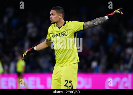 Elia Caprile de la SSC Napoli fait des gestes lors du match de football Serie A entre la SSC Napoli et Como 1907 au stade Diego Armando Maradona à Napoli (Italie), le 4 octobre 2024. Banque D'Images